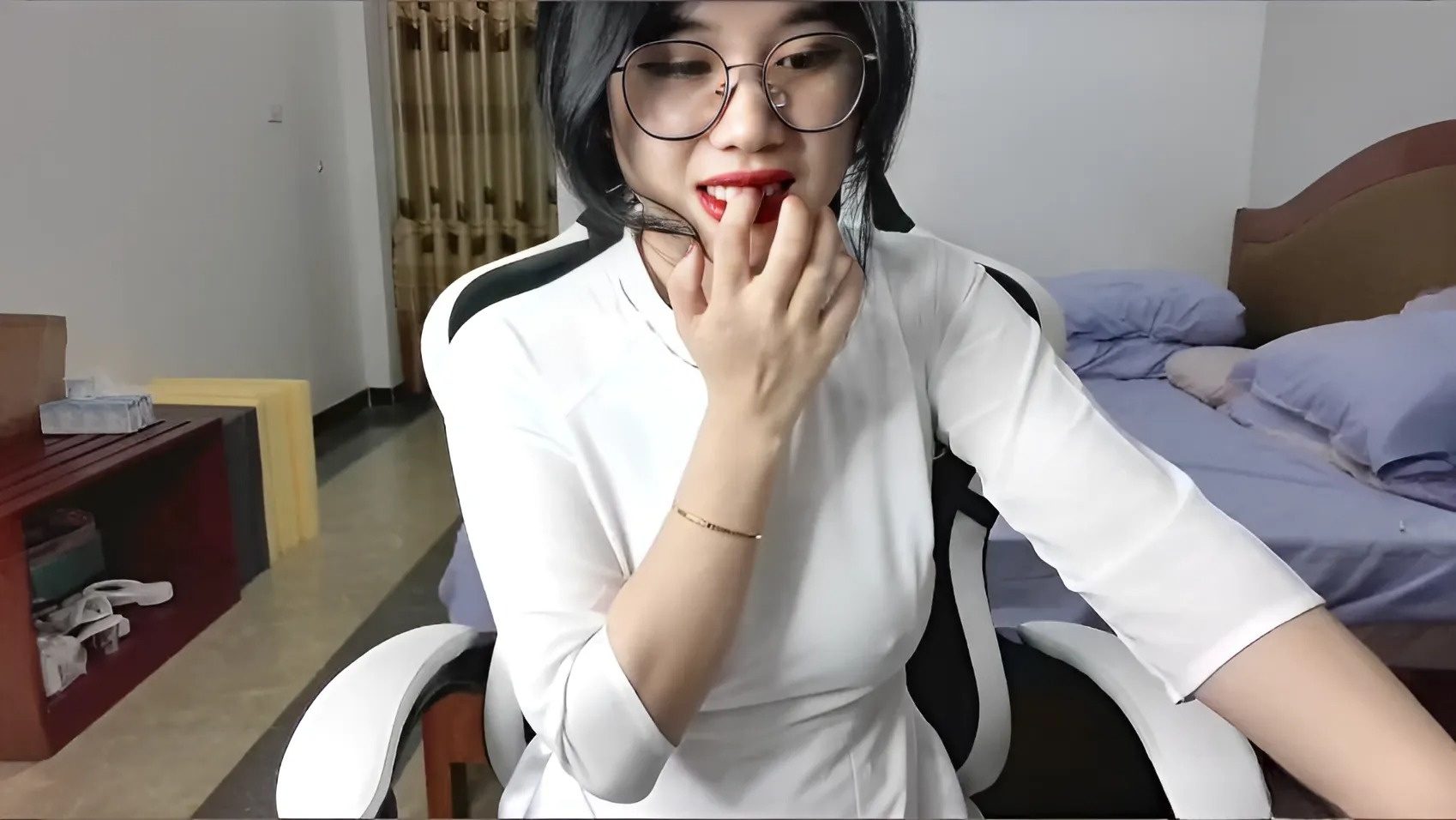 十一月最火的長袍女孩是 Anna Gau