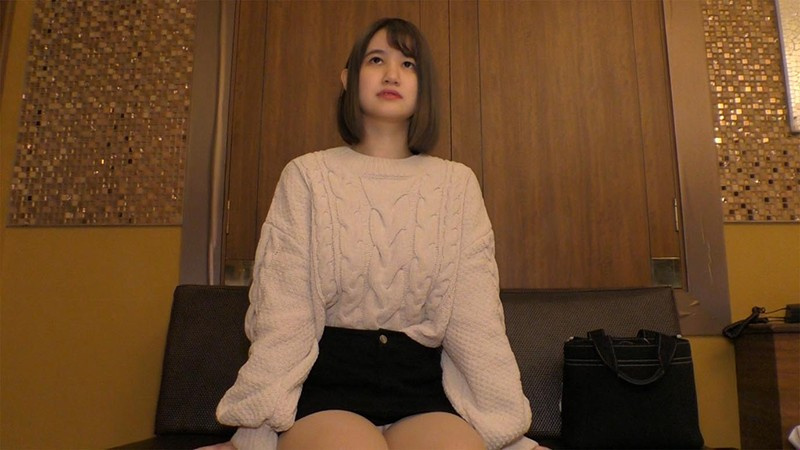 PKPD-114 가면을 쓴 슈퍼 히어로는 아름답지만 다소 순진한 업계 소녀를 확인합니다.
