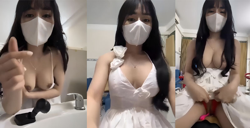 The shop is so empty that I masturbate so the guys can come and play....